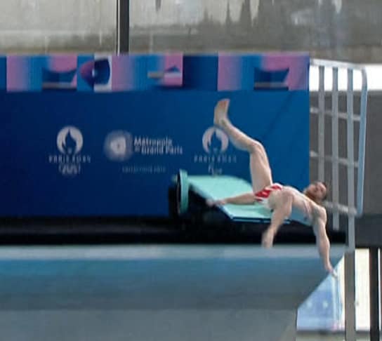 Le plongeur olympique Alexis Jandard se plante devant Macron. Tous surfeur ne peut qu'être en empathie